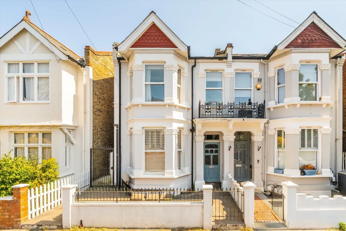 Flat Willcott Road in Greater London