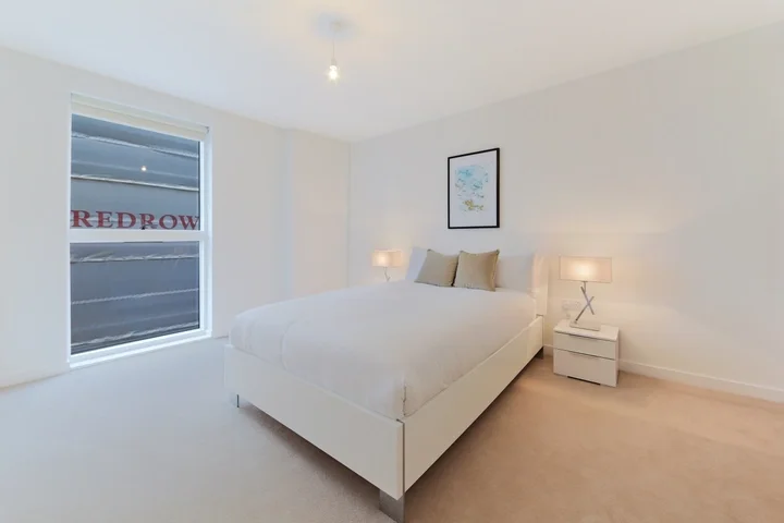Flat Lismore Boulevard in Greater London