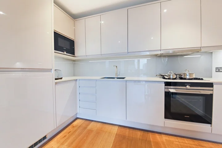 Flat Lismore Boulevard in Greater London