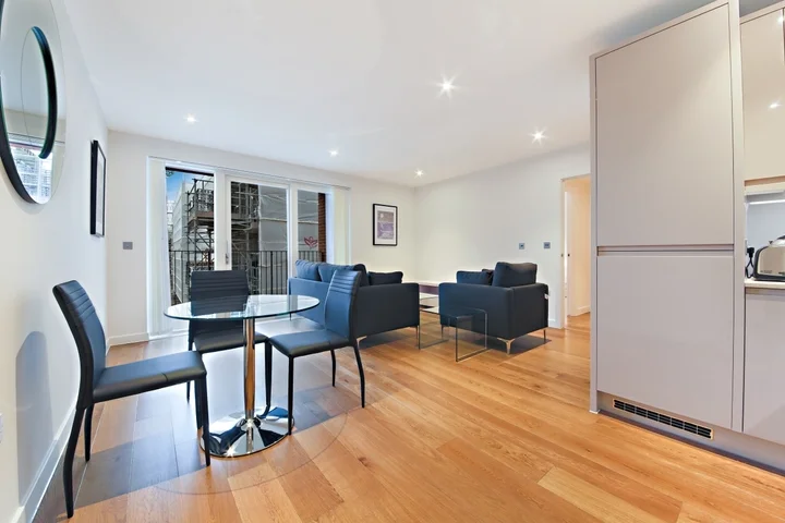 Flat Lismore Boulevard in Greater London