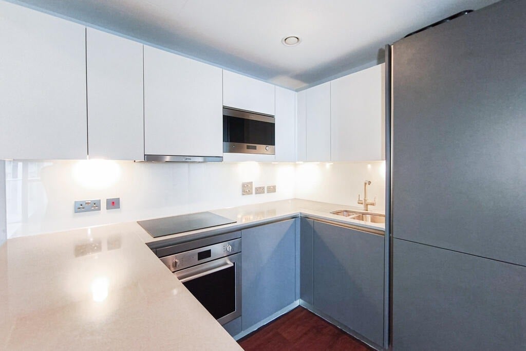 Flat Dockyard Lane in Greater London