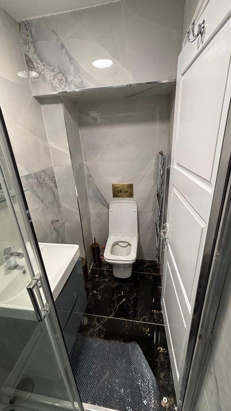 Room Esk Road in Greater London