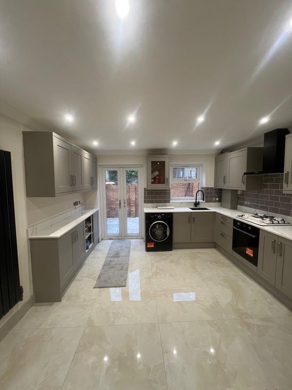 Room Esk Road in Greater London