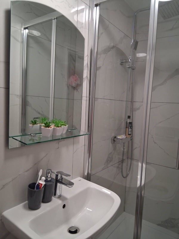 Room Esk Road in Greater London
