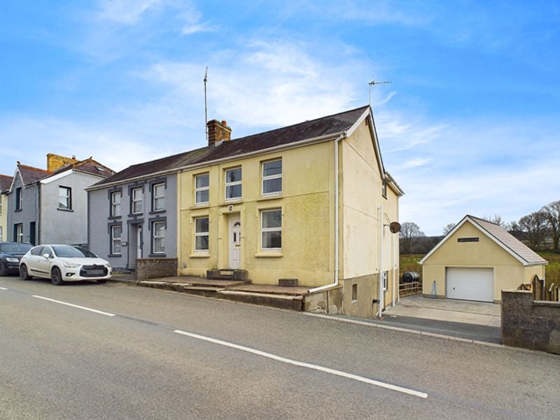 House Pencader Road in Pontwelly