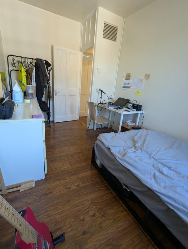 Room Leander Road in Greater London