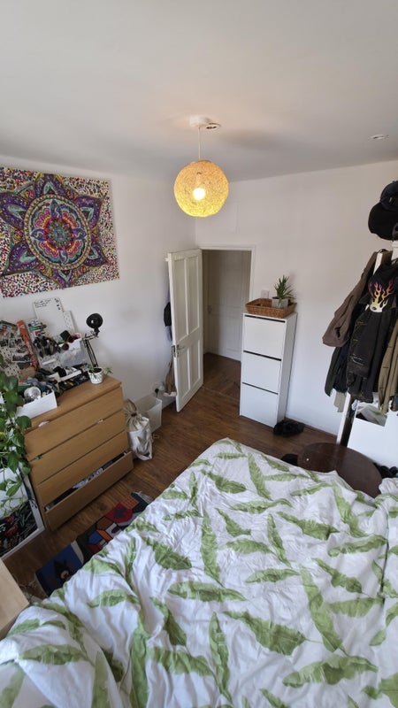 Room Leander Road in Greater London