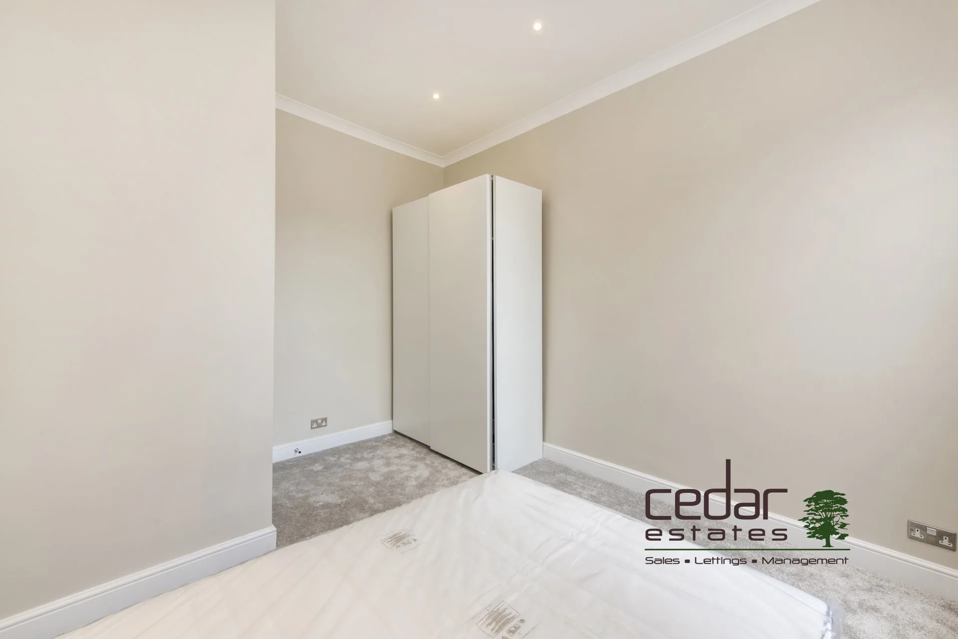 Flat Holmdale Road in Greater London