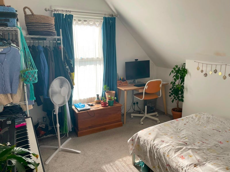 Room Clinton Road in Greater London