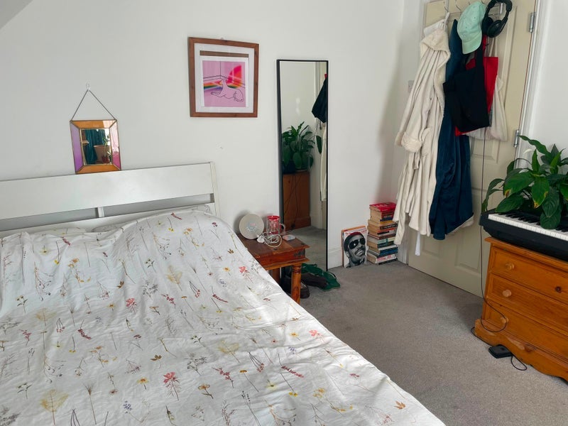Room Clinton Road in Greater London