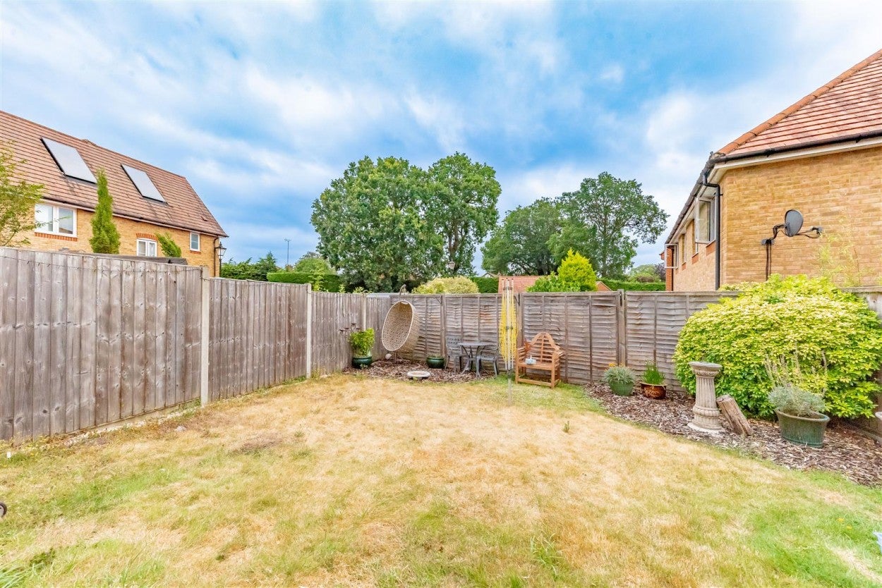House Allbrook Close in Surrey Heath