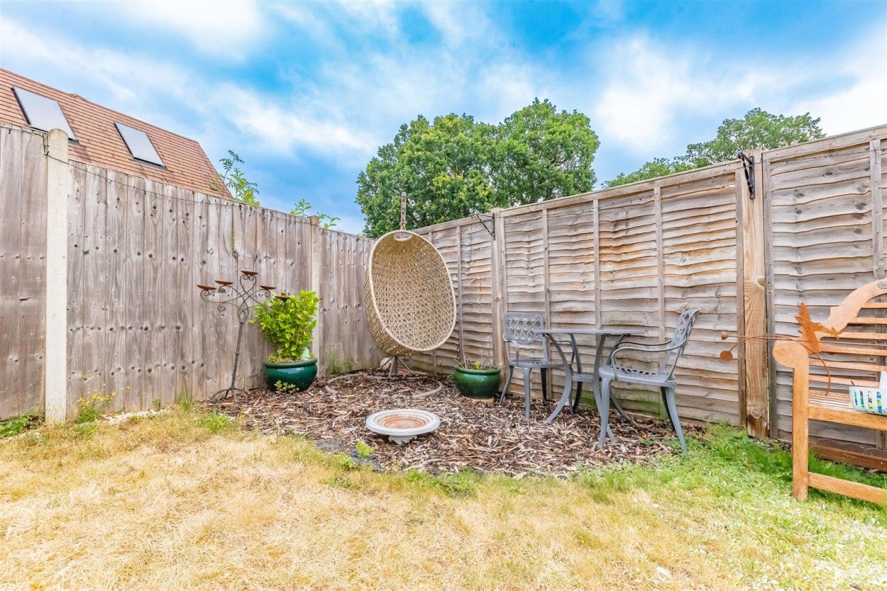 House Allbrook Close in Surrey Heath