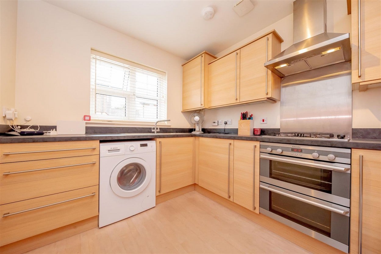 House Allbrook Close in Surrey Heath