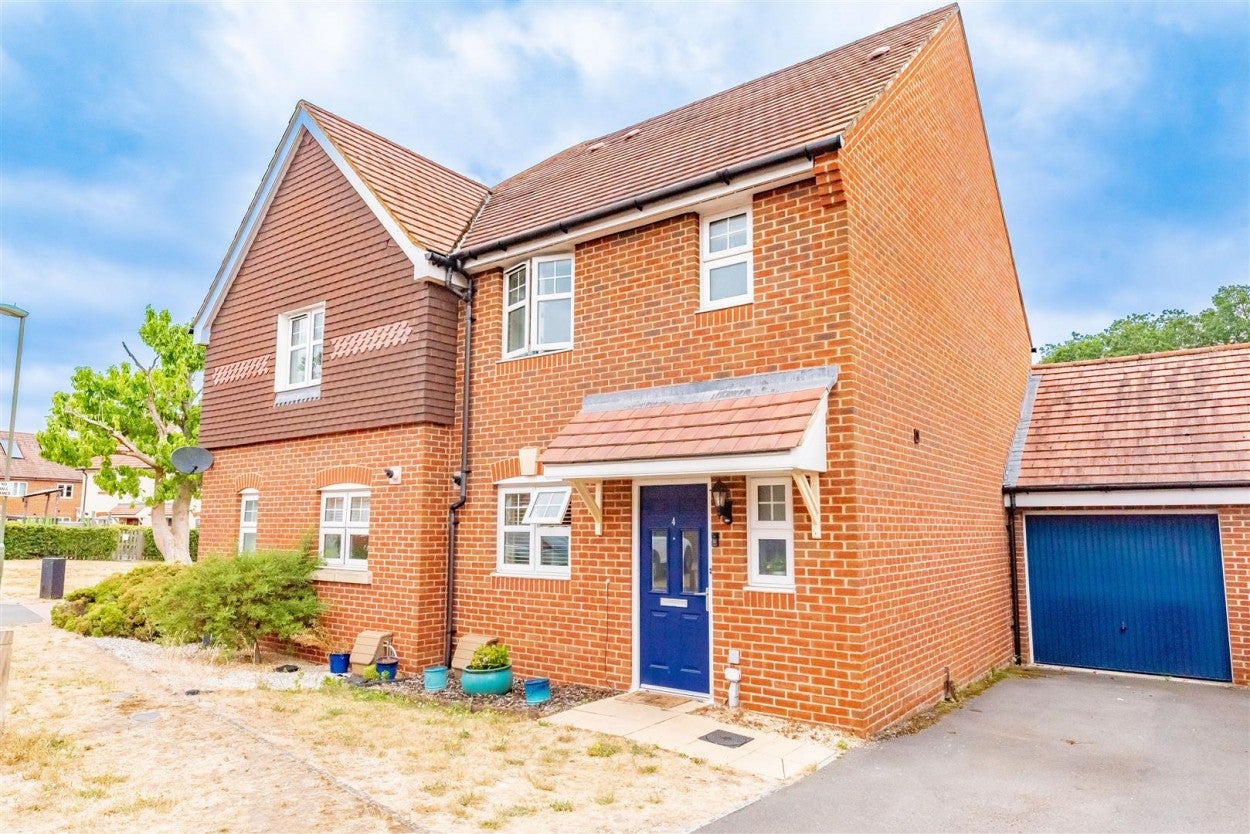 House Allbrook Close in Surrey Heath