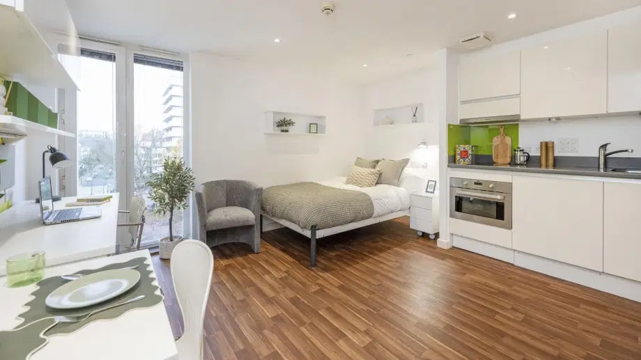 Flat Winstanley Road in Greater London
