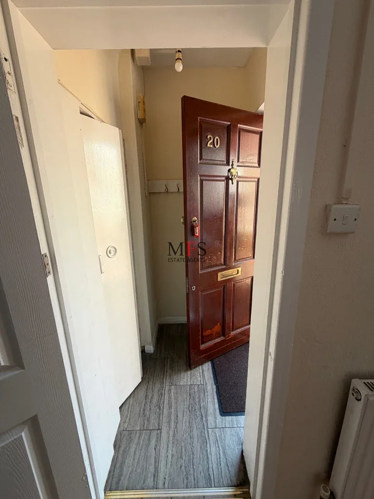 Flat Livingstone Road in Greater London