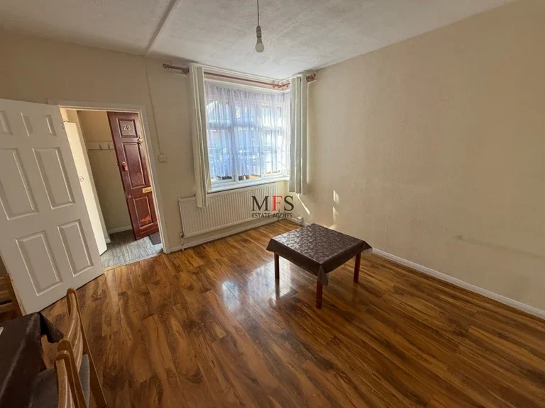 Flat Livingstone Road in Greater London