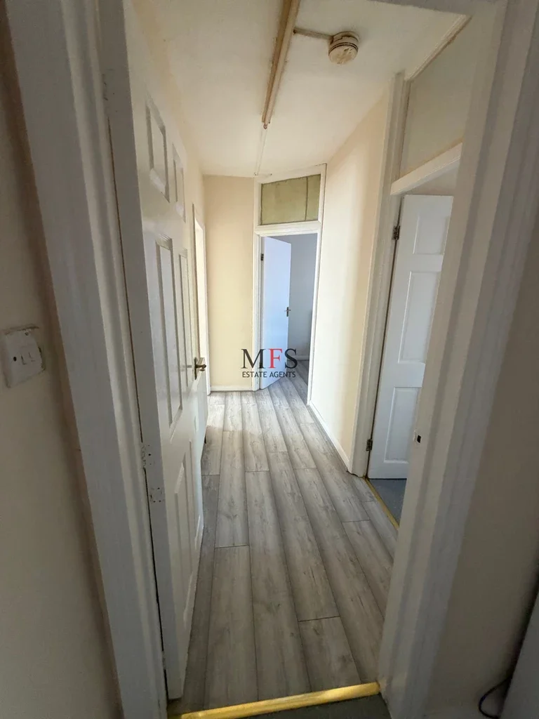 Flat Livingstone Road in Greater London