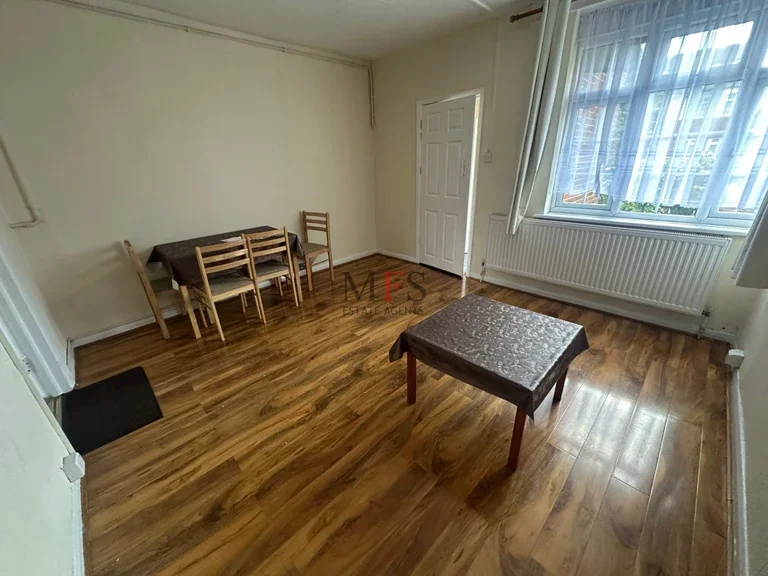 Flat Livingstone Road in Greater London