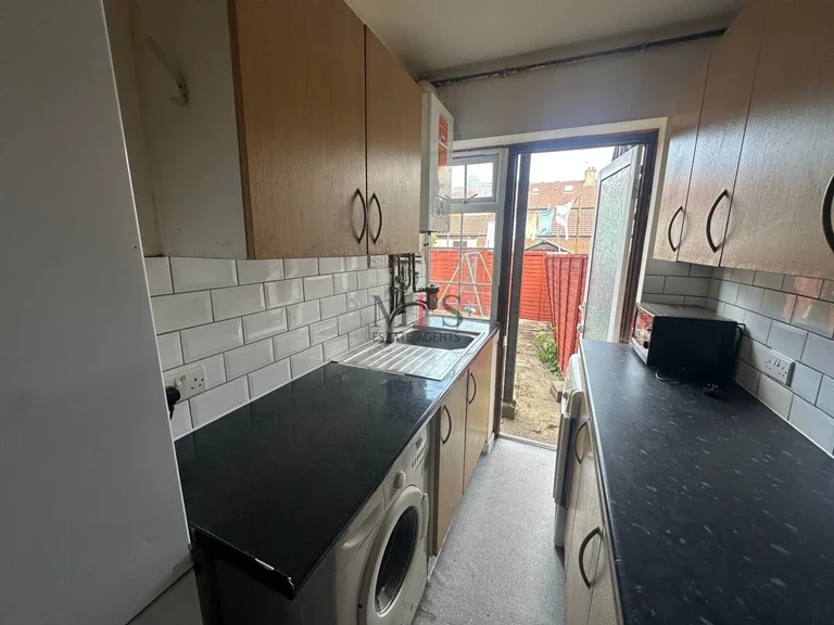 Flat Livingstone Road in Greater London