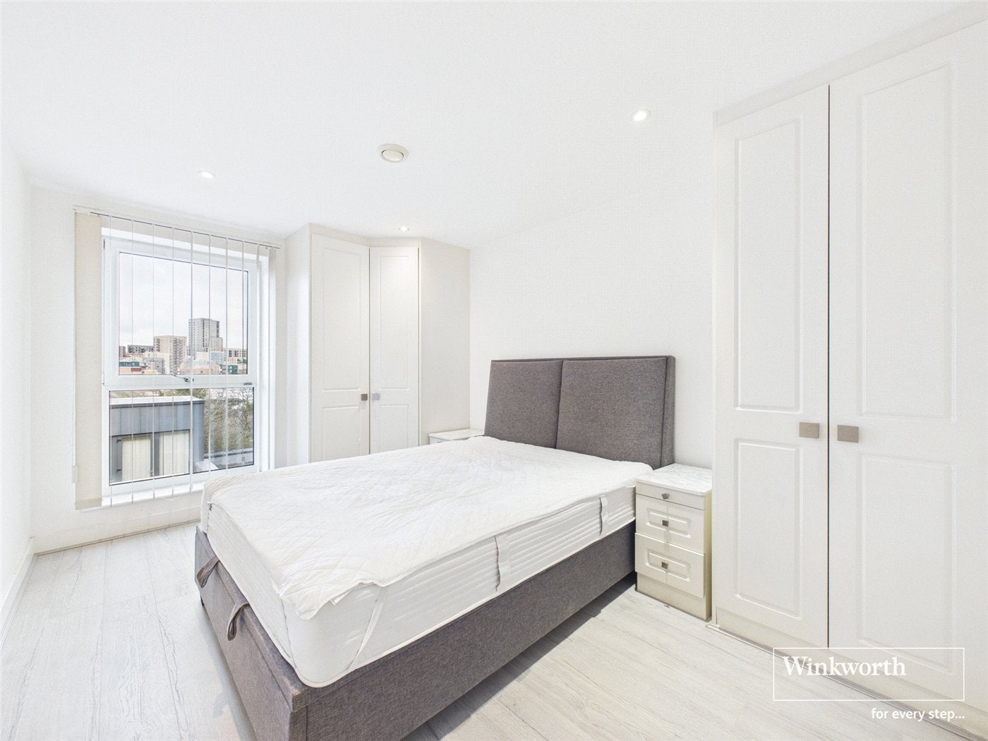 Flat Zenith Close in Greater London