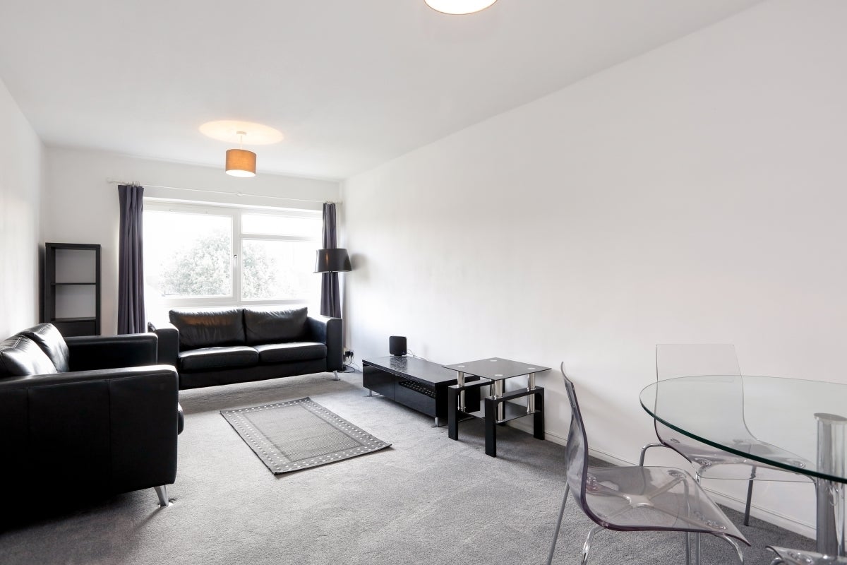 Flat Claremont Road in Greater London