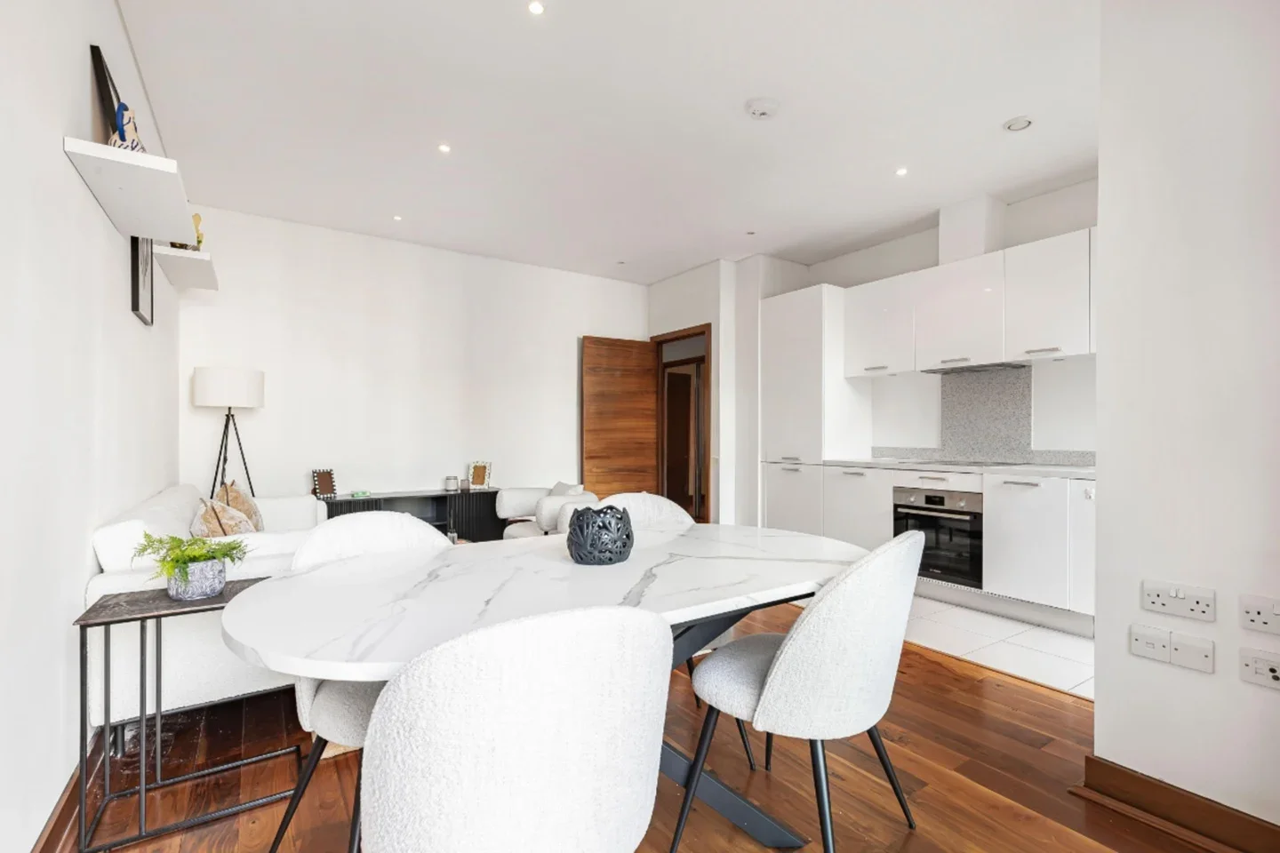 Flat Queenstown Road in Greater London