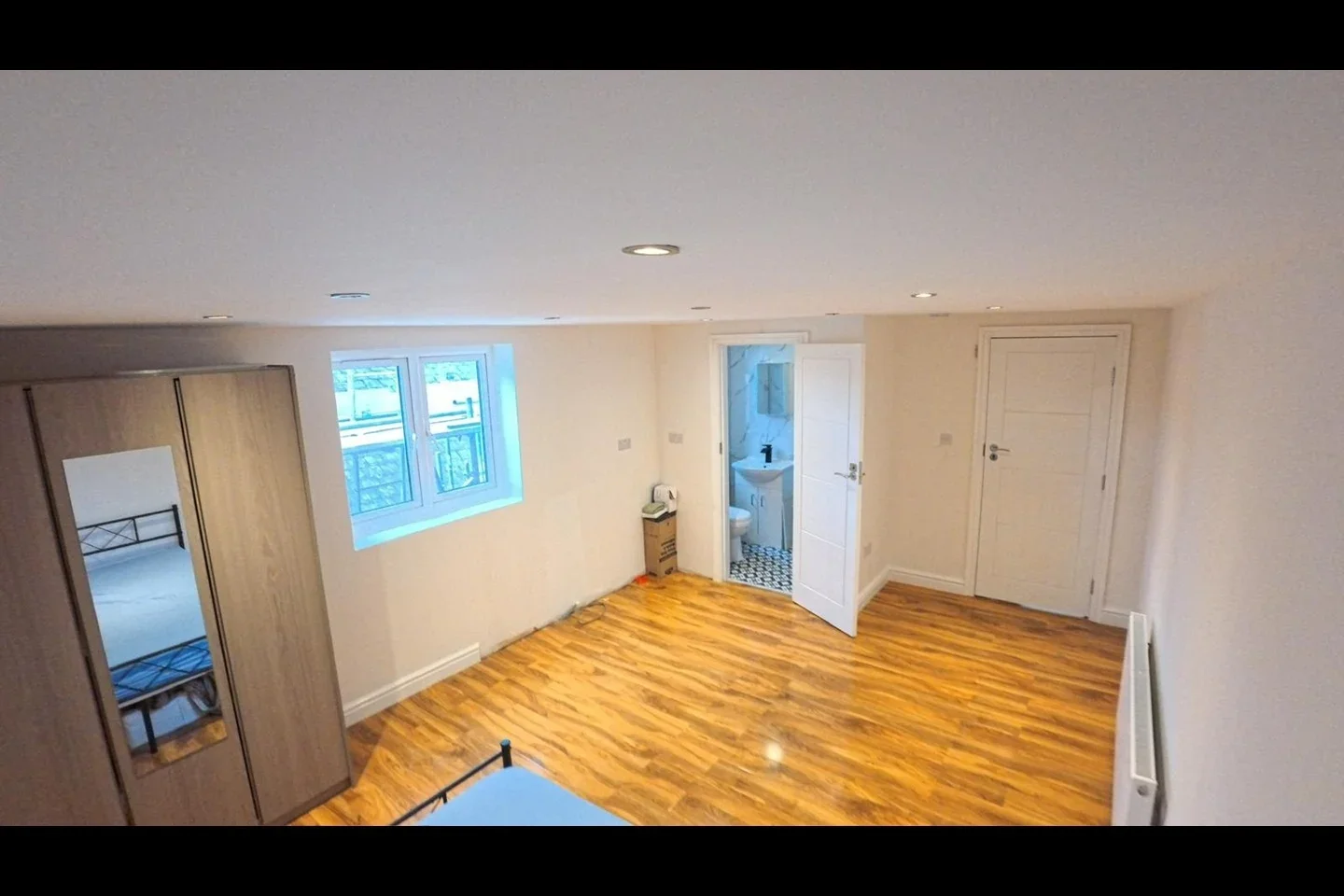 Room Oxlow Lane in Greater London
