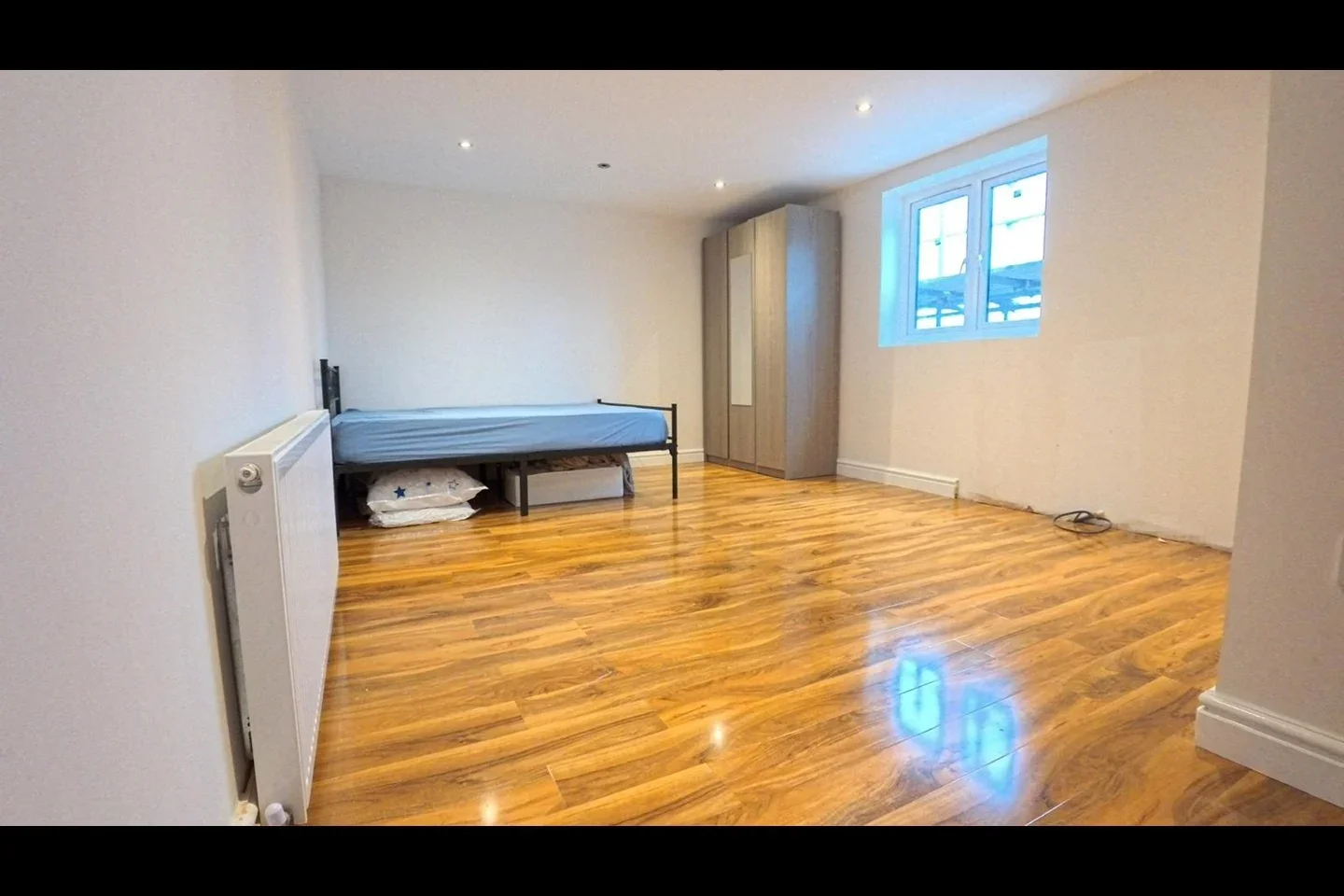 Room Oxlow Lane in Greater London