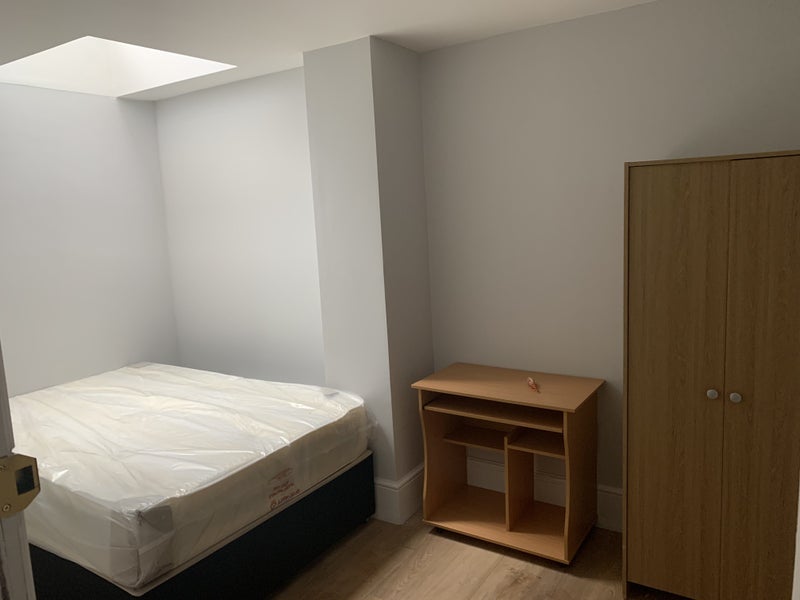 Room Manchester Road in Greater London