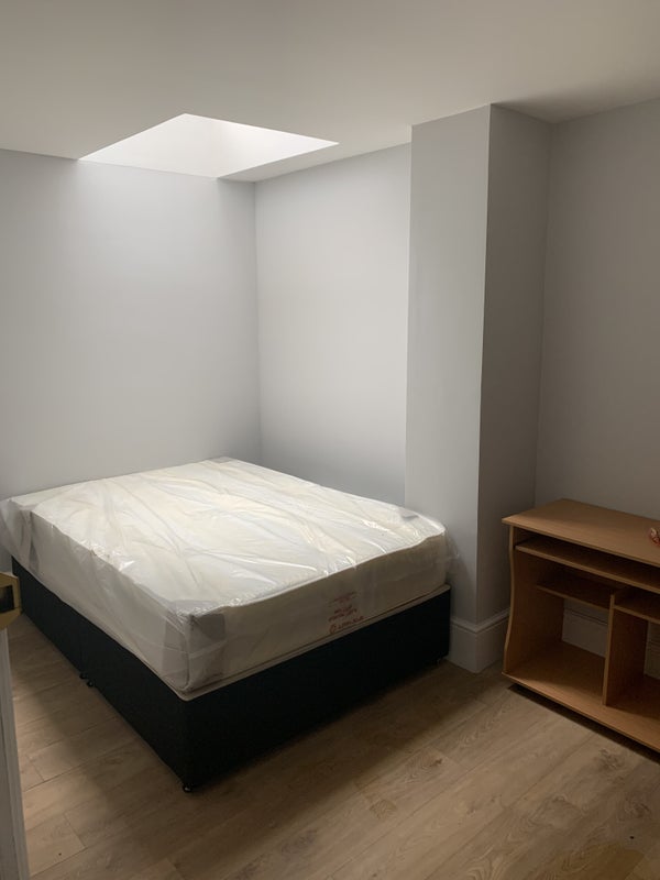 Room Manchester Road in Greater London