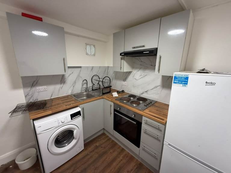 Flat Oak Grove in Greater London