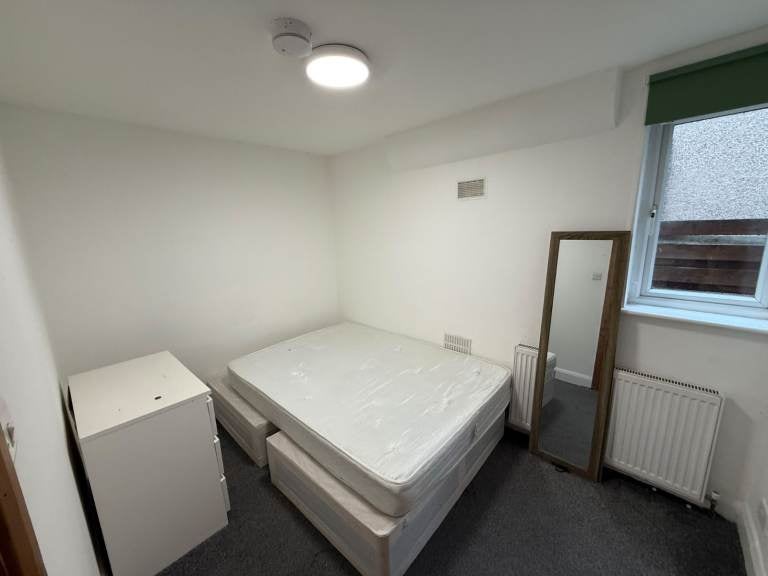 Flat Oak Grove in Greater London