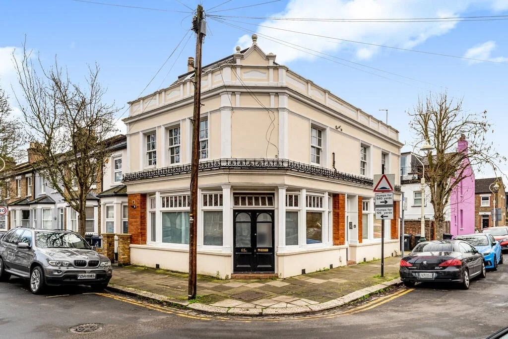 Flat Coningsby Road in Greater London