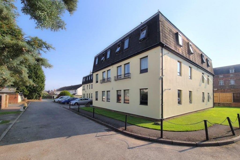 Flat Cedar Court Road in Cheltenham