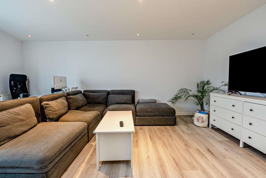 Flat Hayling Way in Greater London