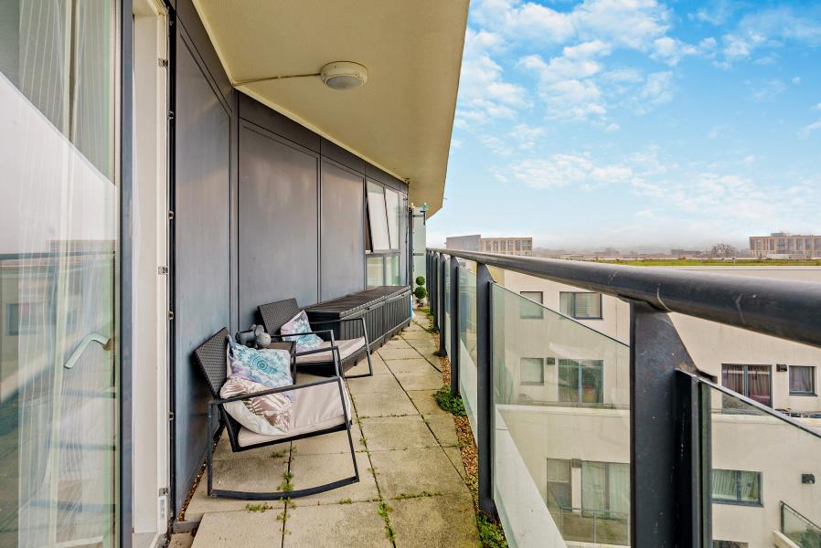 Flat Hayling Way in Greater London