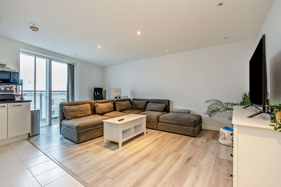 Flat Hayling Way in Greater London