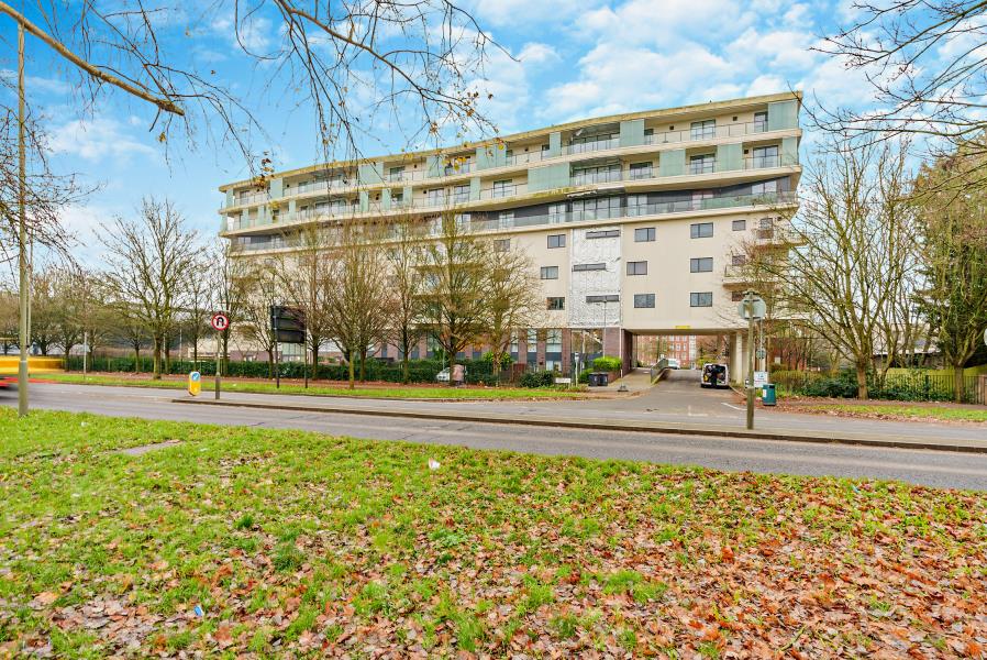 Flat Hayling Way in Greater London