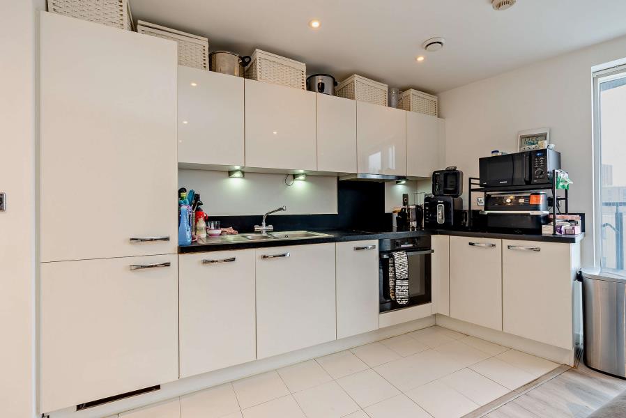Flat Hayling Way in Greater London