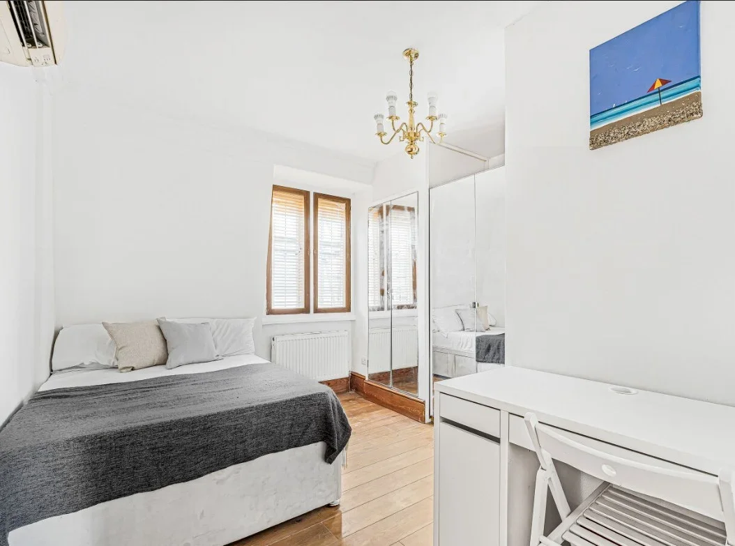 Room Warwick House Street in City of Westminster