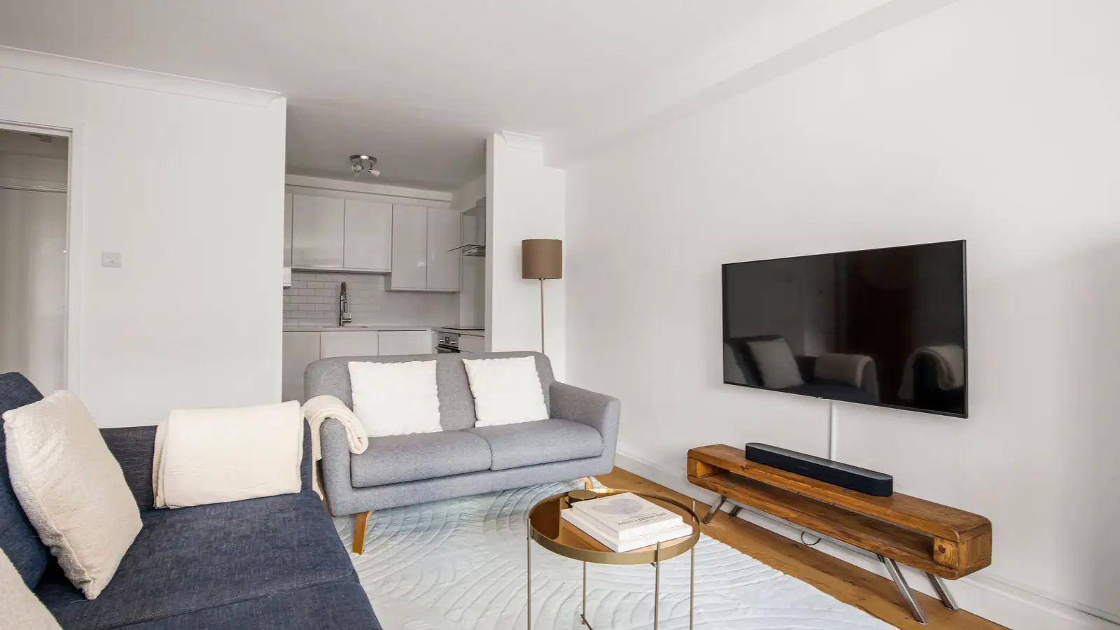 Flat Portsoken Street in City of London