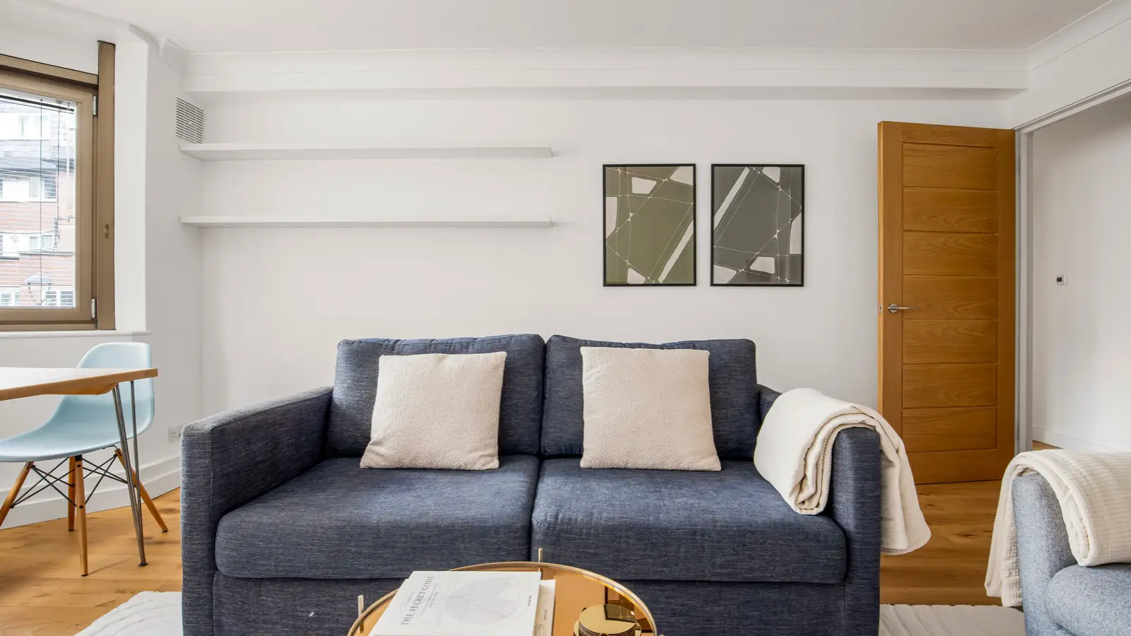 Flat Portsoken Street in City of London