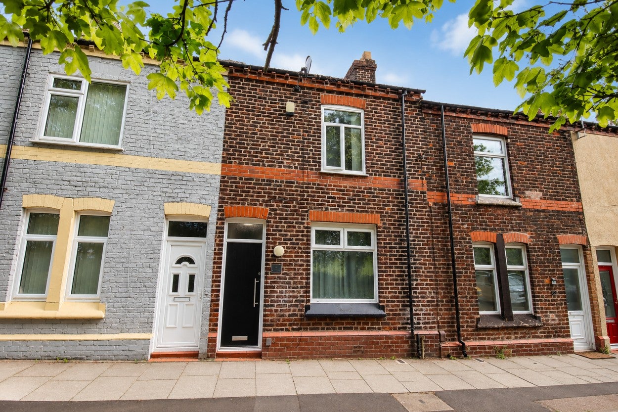 Room Cross Street in Widnes