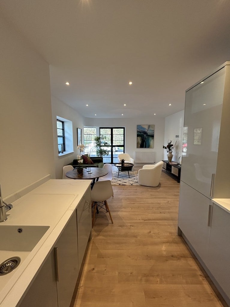 Flat Hollyfield Road in Greater London