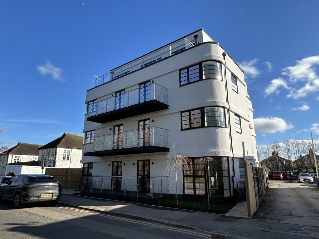 Flat Hollyfield Road in Greater London