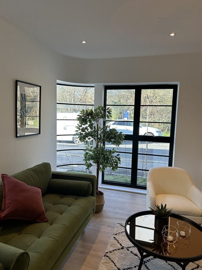 Flat Hollyfield Road in Greater London