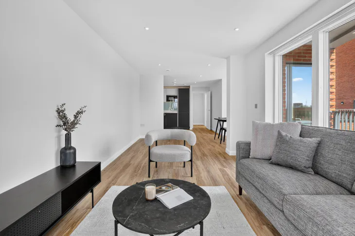Flat Violet Road in Greater London
