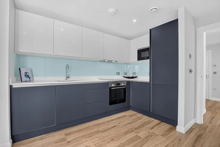 Flat Violet Road in Greater London