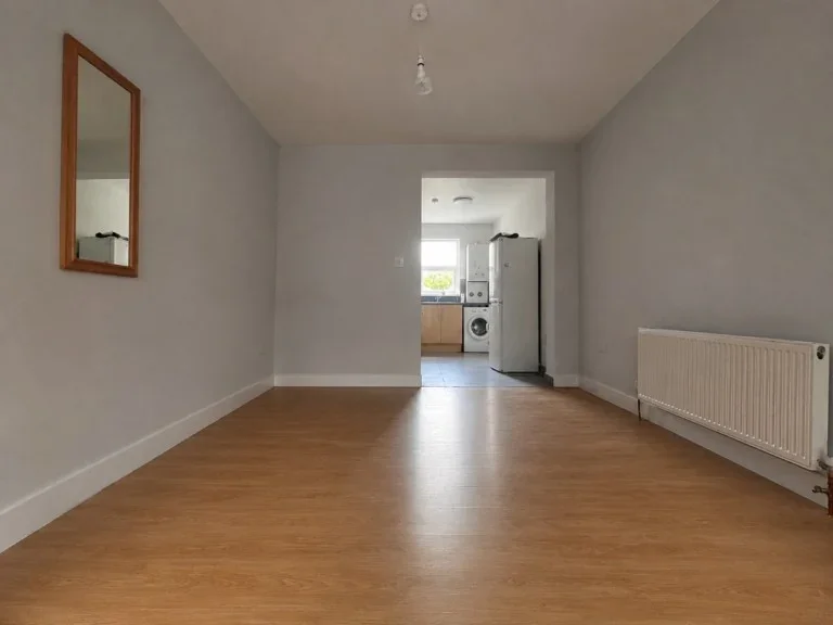 Flat Greenford Road in Greater London